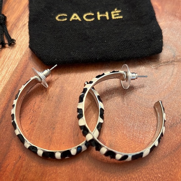 CACHE BLACK/WHITE ENAMEL HOOP EARRINGS - Picture 1 of 11